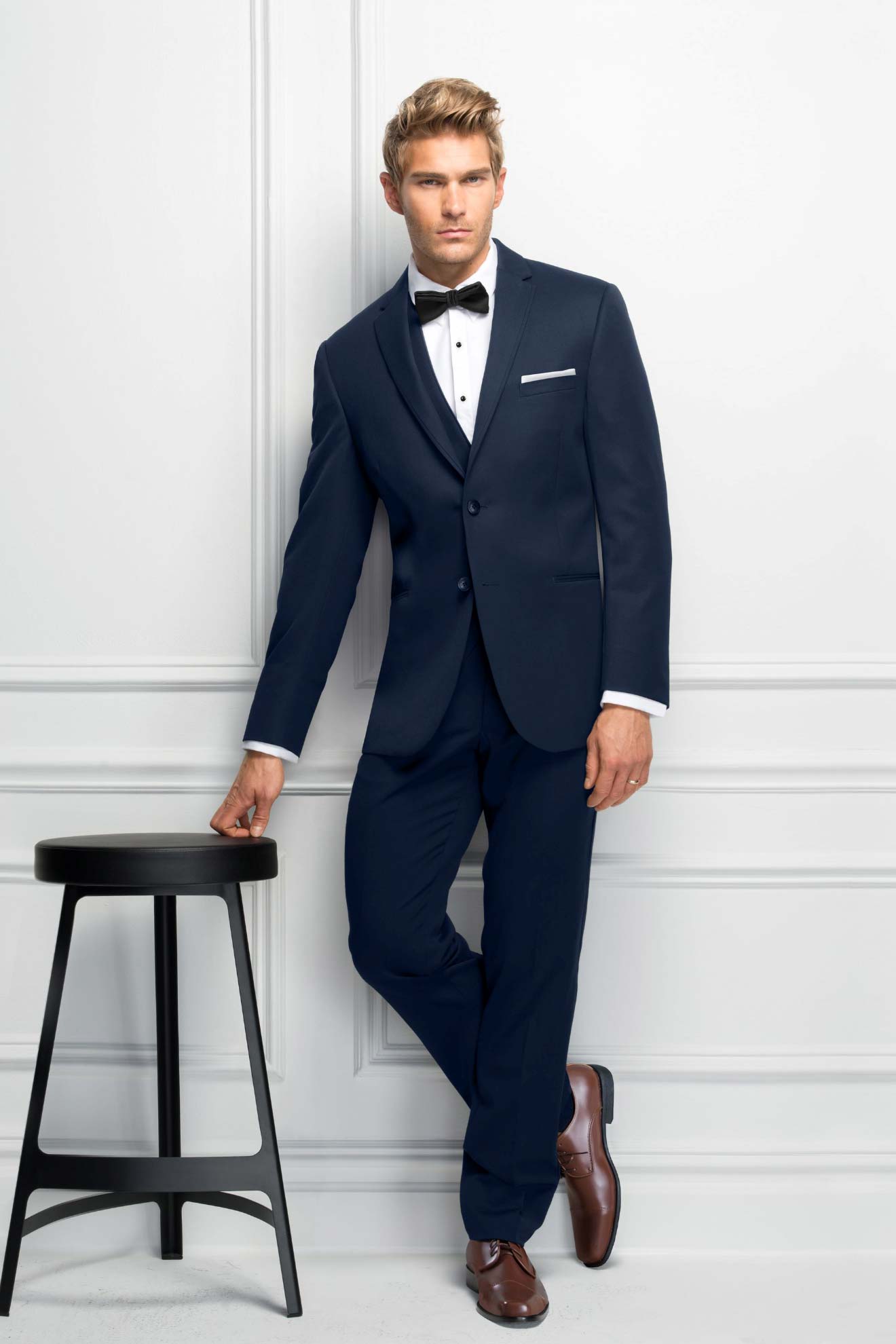 Michael Kors Designer Suit – Sleek and Sophisticated Navy Formalwear for High-End Events.